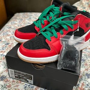 Girls Air Jordan MID SE size 4.5 Y  . Brand new - unworn